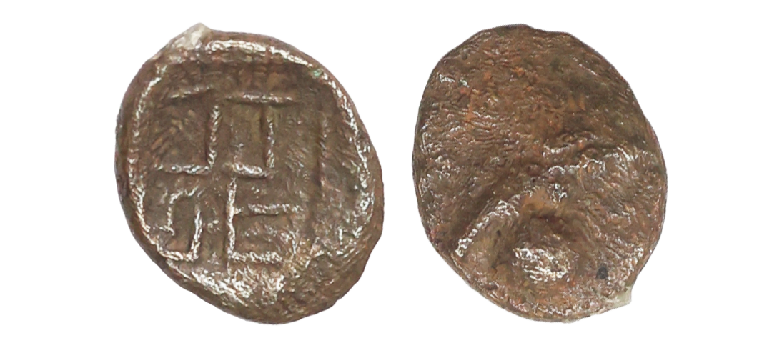 Arcot Nawabs, Muhammad Ali, (1749-95 AD), Copper Kasu Fraction, 0.96 gms, Obv. Sun and Moo